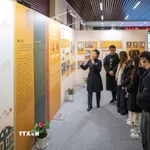 Thanh niên Việt Nam và Trung Quốc tại Trùng Khánh tìm hiểu về cuộc đời cách mạng phong phú và cao quý của Chủ tịch Hồ Chí Minh khi hoạt động tại Trung Quốc. (Ảnh: TTXVN phát)