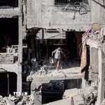 Tòa nhà bị phá hủy sau cuộc không kích của Israel tại Gaza. (Ảnh: THX/TTXVN)