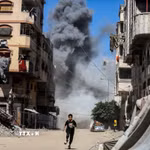 Khói bốc lên sau cuộc không kích của Israel xuống Dải Gaza ngày 12/9/2025. (Ảnh: THX/TTXVN)