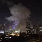 Hình ảnh khói bốc lên sau cuộc tấn công bằng tên lửa của Iran tại Tel Aviv, Israel ngày 13/6/2025. (Ảnh: THX/TTXVN)