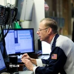 Giao dịch viên làm việc trên sàn chứng khoán ở New York (Mỹ). (Ảnh: THX/TTXVN)