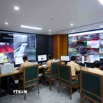 Cán bộ, chiến sỹ Cục Cảnh sát giao thông luôn ứng trực 24/7 tại Trung tâm thông tin chỉ huy để xử lý thông tin, hình ảnh được truyền về từ camera AI trên các tuyến đường và xe tuần tra của Cảnh sát giao thông có gắn camera trên khắp cả nước. (Ảnh: Phạm Kiên/TTXVN)