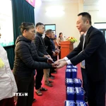 Chánh Văn phòng TTXVN Ngô Thanh Sơn tặng quà Tết cho các gia đình có hoàn cảnh khó khăn trên địa bàn xã Tân Trào, tỉnh Tuyên Quang. (Ảnh: Quang Cường/TTXVN)
