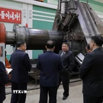 Nhà lãnh đạo Triều Tiên Kim Jong Un thị sát doanh nghiệp thuộc ngành công nghiệp vũ khí. (Ảnh: KCNA/TTXVN)