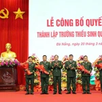 Lãnh đạo Quân khu 5 tặng hoa chúc mừng Ban Giám hiệu nhà trường. (Nguồn: Báo Đà Nẵng)