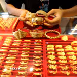 Trang sức vàng được bày bán tại một cửa hàng ở Yangon, Myanmar. (Ảnh: THX/TTXVN)