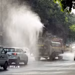 Phun nước để giảm nhiệt trên đường phố tại New Delhi, Ấn Độ. (Ảnh: ANI/TTXVN)