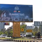 Pano thông báo về cuộc đàm phán Mỹ và Iran nhằm chấm dứt xung đột Trung Đông, tại Islamabad, Pakistan ngày 10/4/2026. (Ảnh: THX/TTXVN)
