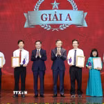 Các tác giả, nhóm tác giả nhận giải A. (Ảnh: Phương Hoa/TTXVN)