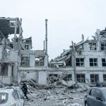 Nhân viên cứu hộ tìm kiếm các nạn nhân trong đống đổ nát của tòa nhà bị trúng tên lửa Nga ở Zaporizhzhia, Ukraine ngày 10/12/2024. (Ảnh: AA/TTXVN)