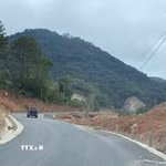 Tuyến đường bộ ĐT.722 sau khi hoàn thiện sẽ hình thành mạch giao thông kết nối từ phường Langbiang-Đà Lạt đi xã Đam Rông 4 và đấu nối với tỉnh Đắk Lắk. (Ảnh: Nguyễn Dũng/TTXVN)