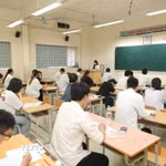 Các thí sinh tại điểm thi Trường THPT Nguyễn Gia Thiều (Long Biên, Hà Nội). (Ảnh: Thành Phương/TTXVN)
