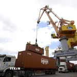 Bốc dỡ hàng xuất khẩu tại cảng Tân Vũ, Hải Phòng. (Ảnh: Tuấn Anh/TTXVN)