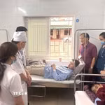 Đoàn công tác Sở Y tế Nghệ An thăm hỏi, động viên các bệnh nhân bị ngộ độc tại Bệnh viện Đa khoa Diễn Châu. (Ảnh: TTXVN phát)