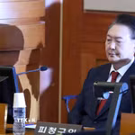 Cựu Tổng thống Hàn Quốc Yoon Suk Yeol tại một phiên điều trần ở Seoul. (Ảnh: THX/TTXVN)
