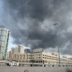 Khói bốc lên sau vụ không kích của Iran nhằm vào hạm đội hải quân số 5 của Mỹ ở Manama, Bahrain ngày 28/2/2026. (Ảnh: Anadolu Agency/TTXVN)