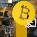 Biểu tượng đồng Bitcoin tại một quầy giao dịch ở Tel Aviv, Israel. (Ảnh: THX/TTXVN)