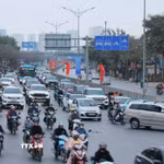 Các phương tiện tham gia giao thông tại Hà Nội. (Ảnh: Hoàng Hiếu/TTXVN)