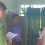 Cơ quan chức năng đọc quyết định bắt khẩn cấp đối với Ức Kim Khoan (bìa phải).