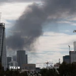 Khói bốc lên từ thành phố Tel Aviv, Israel sau cuộc tấn công đáp trả của Iran. (Ảnh: THX/TTXVN)