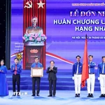 Đồng chí Trịnh Văn Quyết, Ủy viên Bộ Chính trị, Bí thư Trung ương Đảng, Trưởng Ban Tuyên giáo và Dân vận Trung ương trao tặng Huân chương Lao động hạng Nhất cho Đoàn Thanh niên Cộng sản Hồ Chí Minh. (Ảnh: Minh Đức/TTXVN)