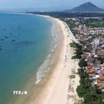 Bãi biển Làng chài Long Thủy (Đắk Lắk) thu hút du khách đến trải nghiệm. (Ảnh: Tuấn Anh/TTXVN)