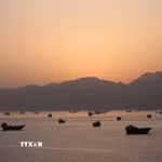 Tàu thuyền di chuyển trên eo biển Hormuz. (Ảnh: Reuters/TTXVN)