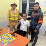 Đối tượng Nguyễn Văn Dậu cùng tang vật.