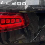 Chiếc xe bị cào xước nhiều vị trí.