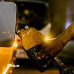 Bơm xăng cho phương tiện tại trạm xăng. (Ảnh: THX/TTXVN)