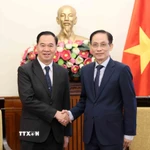 Bộ trưởng Bộ Ngoại giao Lê Hoài Trung tiếp Bộ trưởng Bộ Giáo dục và Thể thao Lào Thongsalith Mangnomek. (Ảnh: An Đăng/TTXVN)