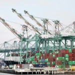 Quang cảnh cảng hàng hóa tại Los Angeles, California, Mỹ. (Ảnh: THX/TTXVN)