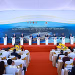Thủ tướng Lê Minh Hưng và các đại biểu khởi công Dự án tuyến đường sắt tốc độ cao Hà Nội-Quảng Ninh. (Ảnh: Dương Giang/TTXVN)