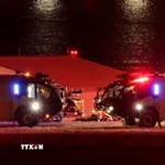 Công tác cứu hộ được triển khai tại hiện trường vụ va chạm giữa máy bay chở khách của Hãng hàng không American Airlines với trực thăng BlackHawk của quân đội ở Washington, Mỹ ngày 30/1/2025. (Ảnh: Reuters/TTXVN)