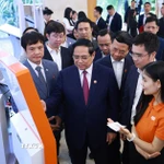 Thủ tướng Phạm Minh Chính tham quan trưng bày về phát triển khoa học, công nghệ, đổi mới sáng tạo và chuyển đổi số. (Ảnh: Dương Giang/TTXVN)