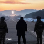 Nhà lãnh đạo Triều Tiên Kim Jong Un giám sát cuộc tập trận phóng tên lửa siêu vượt âm tại Bình Nhưỡng ngày 4/1/2026. (Ảnh: Yonhap/TTXVN)