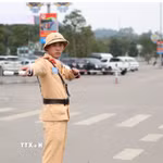 Lực lượng cảnh sát giao thông phân luồng phương tiện tại khu vực Đền Hùng. (Ảnh: Tạ Toàn/TTXVN)