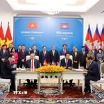 Ký kết Thỏa thuận hợp tác giữa Bộ Ngoại giao Việt Nam và Ban Đối ngoại Trung ương Đảng Nhân dân Campuchia. (Ảnh: Thống Nhất/TTXVN)