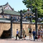 Du khách quốc tế tham quan khu vực Đại Nội Huế. (Ảnh: Đỗ Trưởng/TTXVN)