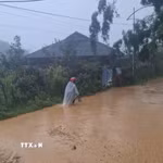 Mưa lớn kéo theo đất đá từ trên cao đổ xuống mặt đường gây ảnh hưởng đến việc đi lại của người dân tại tuyến đường Sâu Chua, thuộc tổ dân phố Sâu Chua, phường Sa Pa. (Ảnh: TTXVN phát)