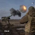 Binh sỹ Ukraine bắn lựu pháo bọc thép 2000 trong cuộc xung đột với Nga. (Nguồn: Reuters/TTXVN)