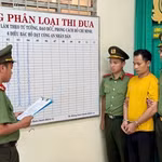 Cơ quan công an thi hành Lệnh bắt bị can để tạm giam đối với đối tượng Phạm Quốc Kỳ. (Ảnh: TTXVN phát)