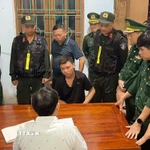 Các lực lượng chức năng đấu tranh, lấy lời khai ban đầu đối với đối tượng Nguyễn Ngọc Đạo. (Ảnh: TTXVN phát)