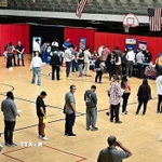 Người lao động tìm việc tại hội chợ việc làm ở Los Angeles, Mỹ.( Ảnh: Getty Images/TTXVN)