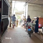 Cảnh sát tổ chức khám nghiệm hiện trường vụ án. (Ảnh: Đậu Tất Thành/TTXVN)