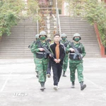 Bộ đội biên phòng áp giải các đối tượng vận chuyển ngoại tệ qua biên giới. (Ảnh: TTXVN phát)