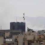 Khói bốc lên từ thủ đô Tehran, Iran sau cuộc oanh kích của Israel ngày 28/2/2026. (Ảnh: THX/TTXVN)