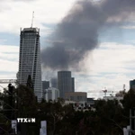 Khói bốc lên tại thành phố Tel Aviv, Israel sau các vụ phóng tên lửa đáp trả của Iran hướng tới lãnh thổ Israel, ngày 28/2/2026. (Ảnh: THX/TTXVN)