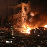 Tòa nhà tại Tel Aviv, Israel trúng tên lửa đạn đạo của Iran ngày 1/3/2026. (Ảnh: THX/TTXVN)