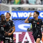 Stephen Eustáquio (số 7) tỏa sáng, đưa Canada vào vòng 1/8 World Cup 2026. (Ảnh: AFP/TTXVN)